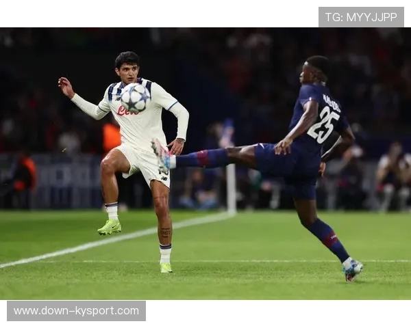 巴黎圣日耳曼举办社区公益活动，球员指导贫困儿童足球训练